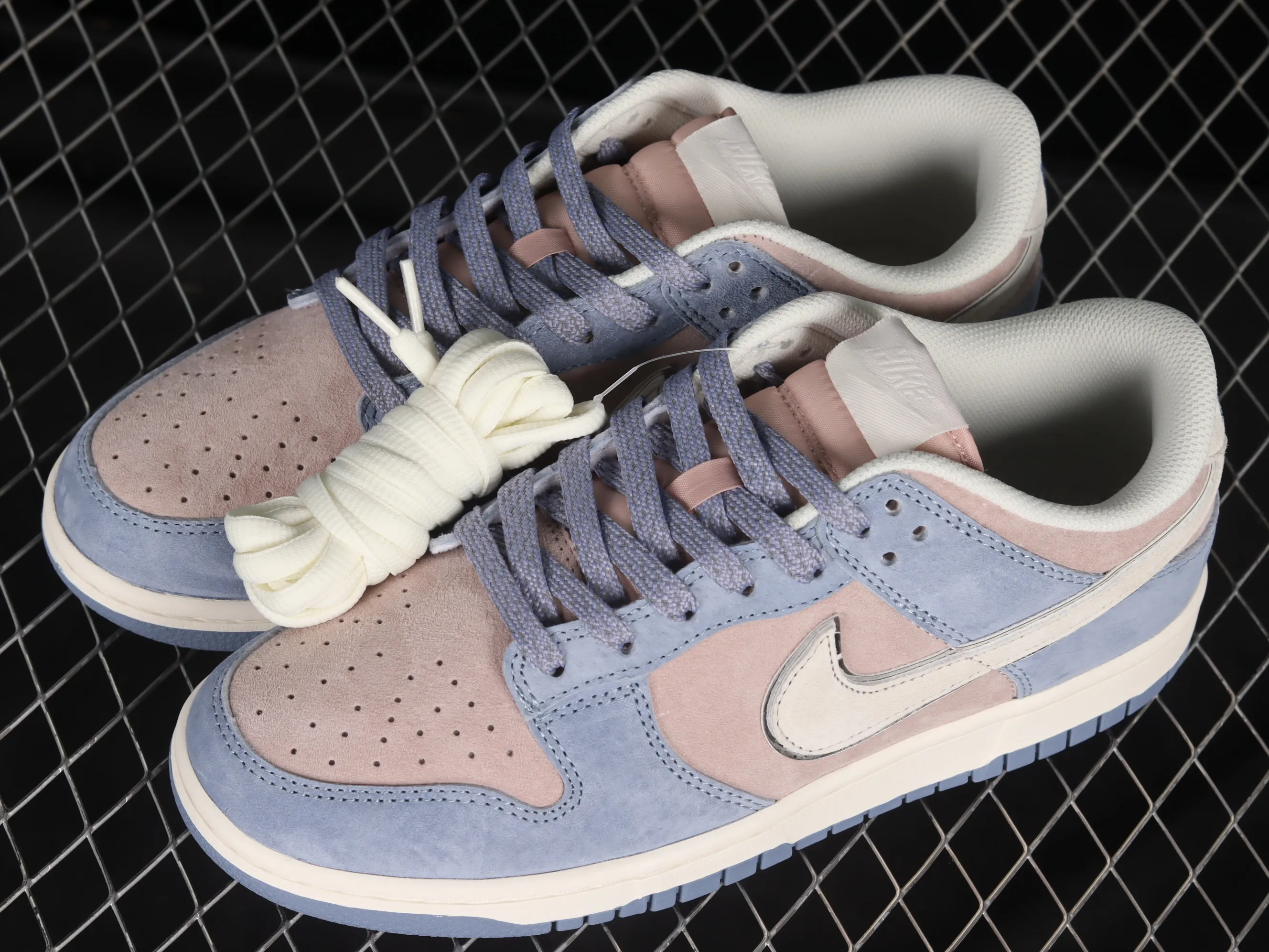 All Categories Nk SB Dunk Series Nk SB Dunk Low Low-top sneakers Otomo Katsuhiro x Nk SB Dunk Low "Steamboy OST" Creative customization collaboration Otomo Katsuhiro co-branded SB low-top sports casual sneakers ST1391-205